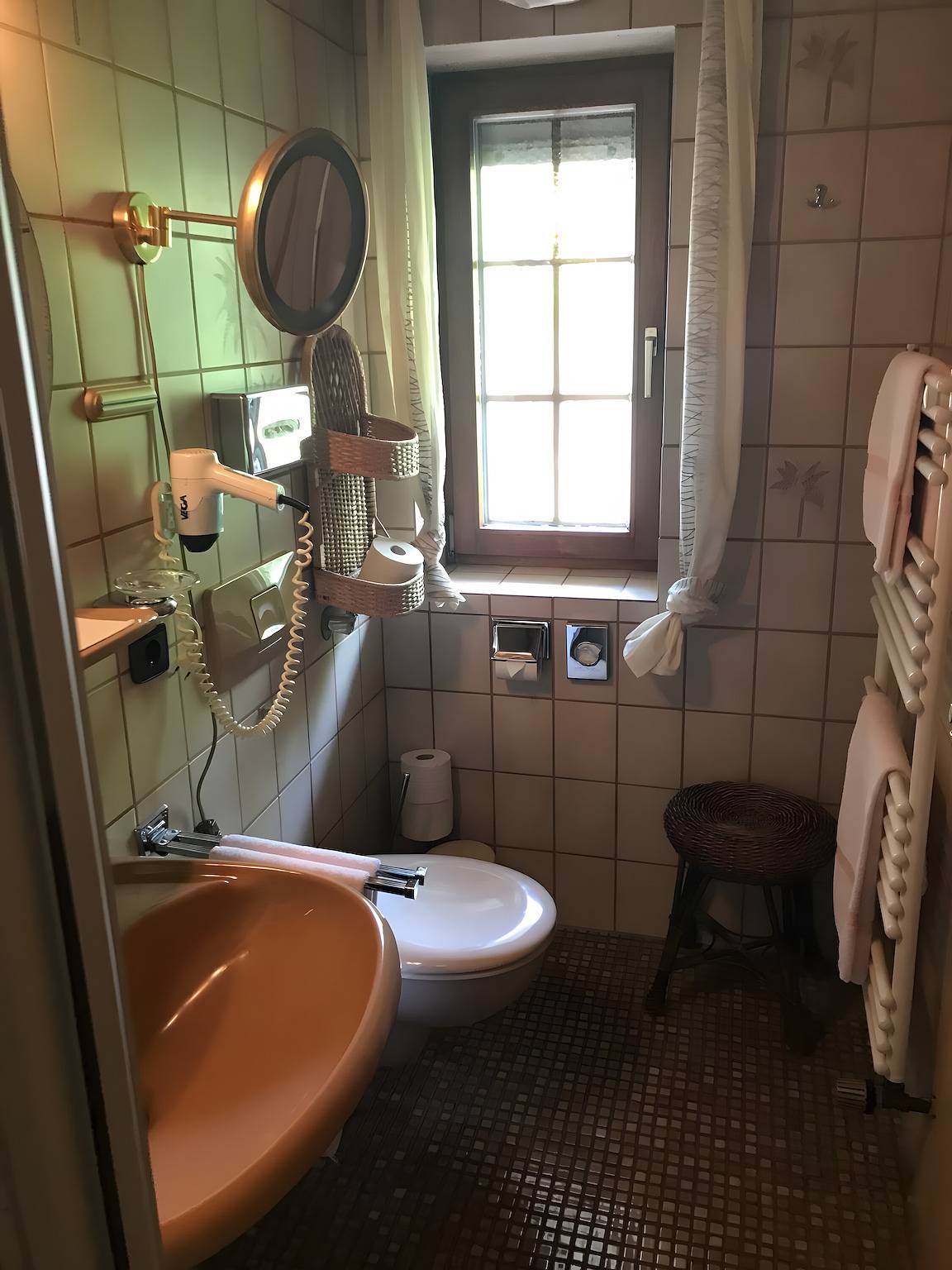Ganze Wohnung, Ferienwohnung 'Rotkehlchen' mit Bergblick, Gemeinschaftsterrasse und Wi-Fi in Sasbachwalden, Mittlerer Schwarzwald