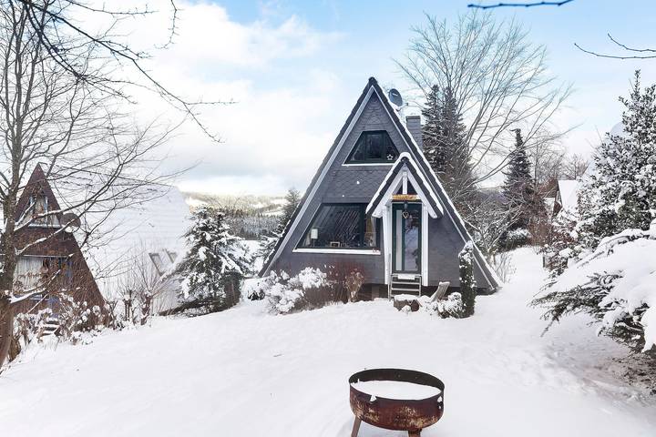 Holiday Home 'Nurdachhaus Sauerland' with Private Garden, Grill & Fire Pit in Kirchhundem, Sauerland