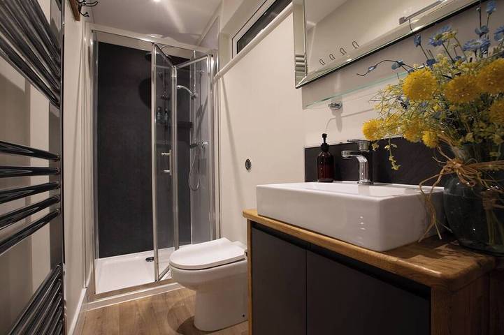 Romantic Lodge for Two in Essex Countryside: Private Hot Tub & Woodland Retreat in Toppesfield, Essex