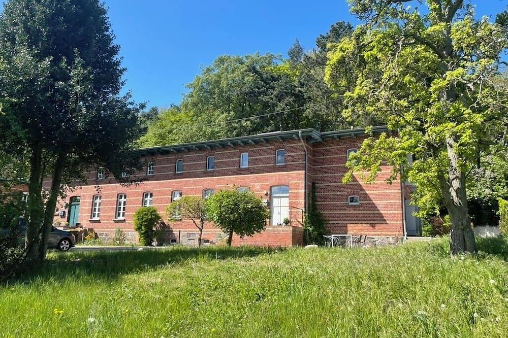 Ganze Wohnung, Lotsenwohnung - Stilvolle Ferienwohnung mit Ostseeblick, Kamin und Terrasse in Barhöft, Klausdorf