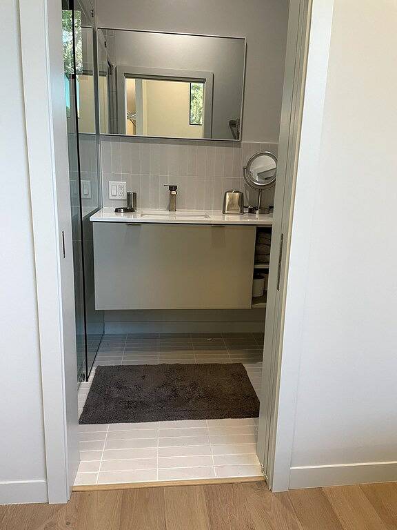 Vacation rental for 3 people, with hot tub in Oakland