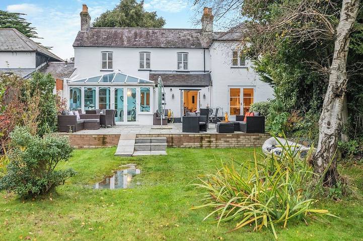 Cottage for 8 people, with garden, with pets in Mudeford