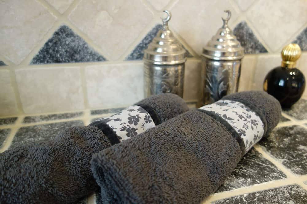 Entire apartment, The Garden Of The Village In Valbonne (3 ***): live in-out in Valbonne, Cannes region