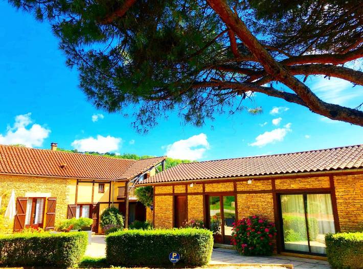 Gîte pour 14 personnes, avec jardin ainsi que piscine et terrasse