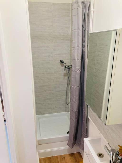 Appartement entier, Maisonnette T1 au calme à 1min à pied de la gare Sncf in Miramas, Côte méditerranéenne (France)