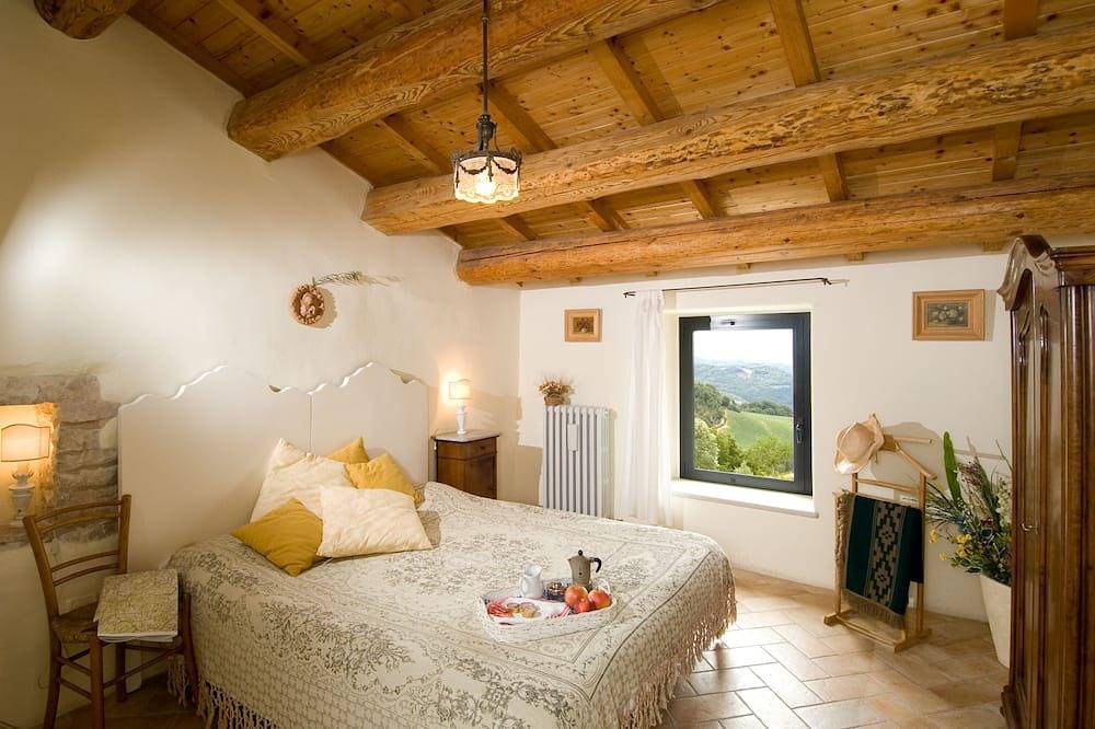 Entire apartment, Pettirosso apartment in the Marche in La Maestade property in Cagli, Valle del Metauro