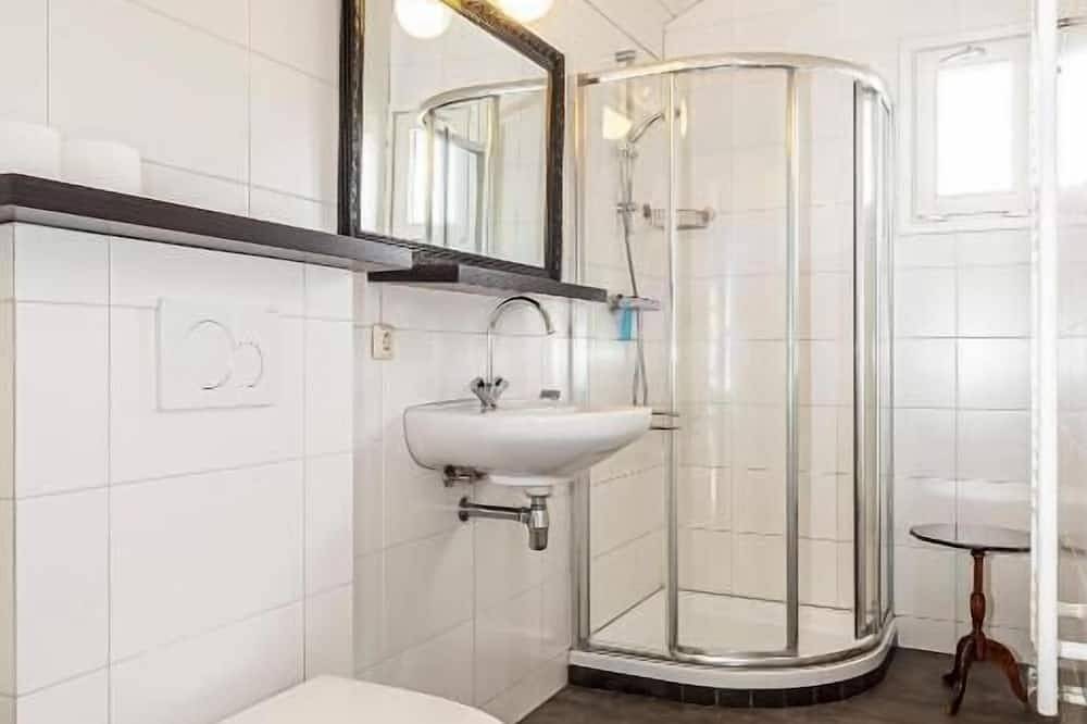 Escape together in the Achterhoek: a 2-person lodge with private sauna, hot tub and cosy living area with open kitchen. Perfect for peace and nature. in Achterhoek