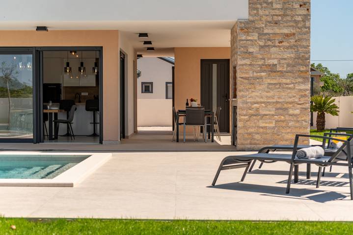 Villa pour 6 personnes, avec Balcon ainsi que Terrasse et Jardin à Nin - 4