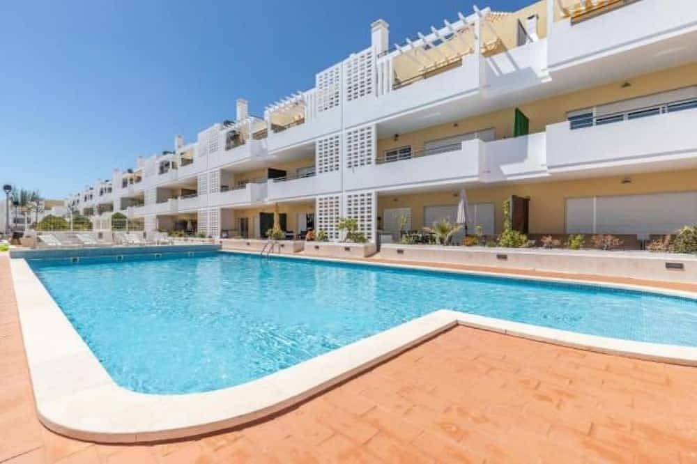 Appartamento intero, Lovely First Floor Apartment Ampio balcone con vista piscina e giardini con licenza in Cabanas de Tavira, Praia das Cabanas