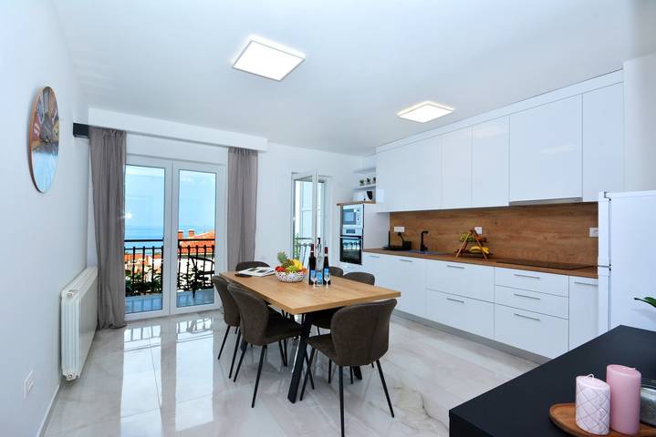 Ferienwohnung für 6 Personen, mit Balkon/Terrasse in Podstrana - 2