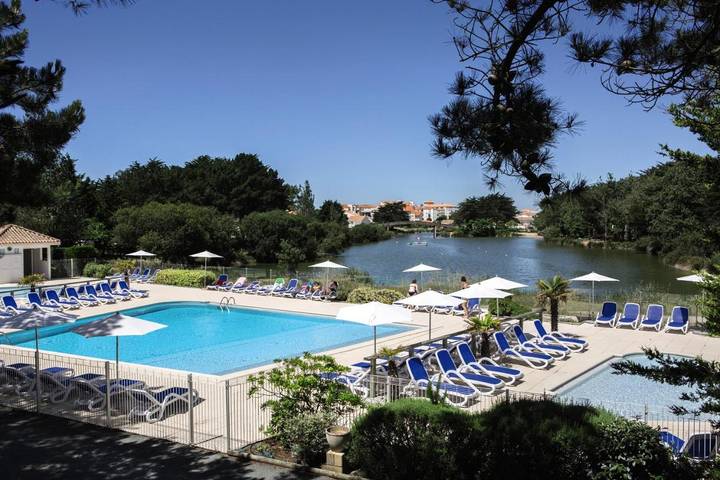Hôtel pour 4 personnes, avec piscine ainsi que terrasse et bassin pour enfant