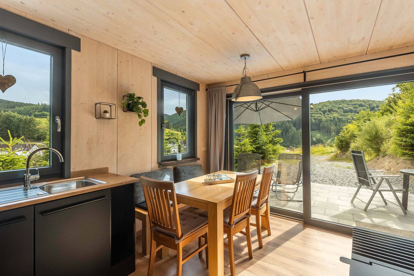 Ferienhaus 'Traumblick' mit Bergblick, privater Terrasse und Wi-Fi in Lennestadt, Sauerland