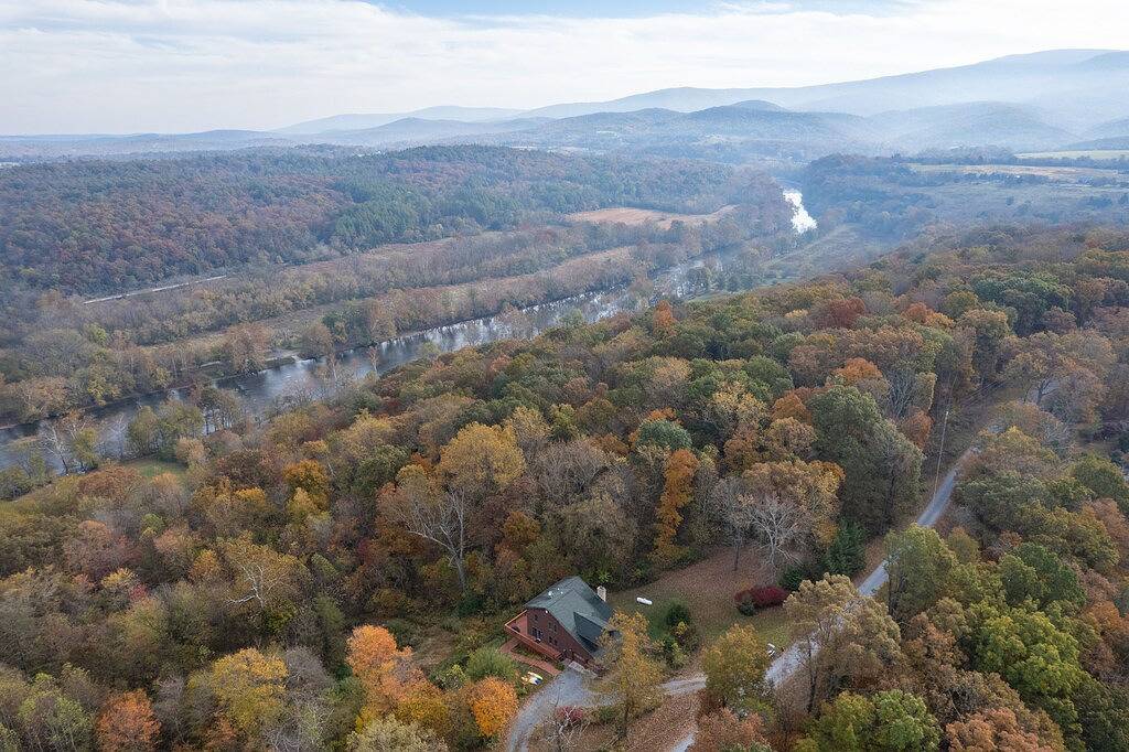 Lone Bear Cabin: Atemberaubende Aussicht auf die Berge, Kamin, Whirlpool. Zugang zum Fluss. in Page County