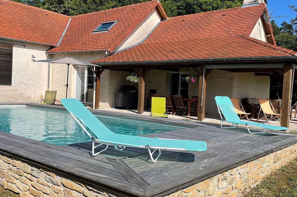Belle grange rénovée avec piscine privée 9mx4m chauffée, vue sur la vallée in Beynat, Région de Brive-la-Gaillarde