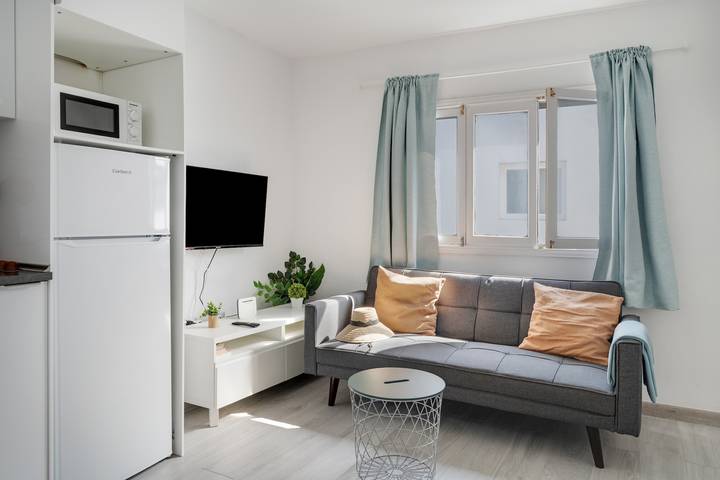 Apartamento entero, Apartamento vacacional 'El Golfito' con vistas al mar, terraza privada y Wi-Fi in El Golfo, Yaiza