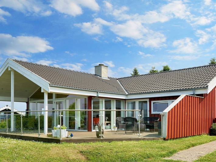 Ferieudlejning for 6 personer, med terrasse og jacuzzi samt sauna, børnevenlig i Sandvig