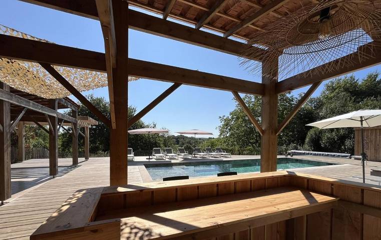 Location de vacances pour 25 personnes, avec Balcon et Terrasse ainsi que Jardin et Piscine à Mauriac