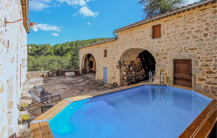 Location de vacances pour 9 personnes, avec piscine ainsi que jardin et terrasse, animaux acceptés à Banne - 2