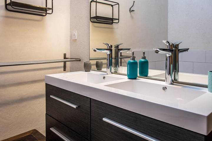 Location de vacances pour 2 personnes, avec terrasse ainsi que jardin et vue à Saint-Martin-de-Queyrières - 3