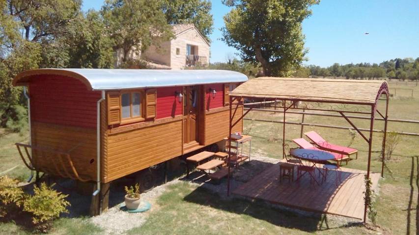 Location de vacances pour 2 personnes, avec terrasse et jardin à Le Cailar