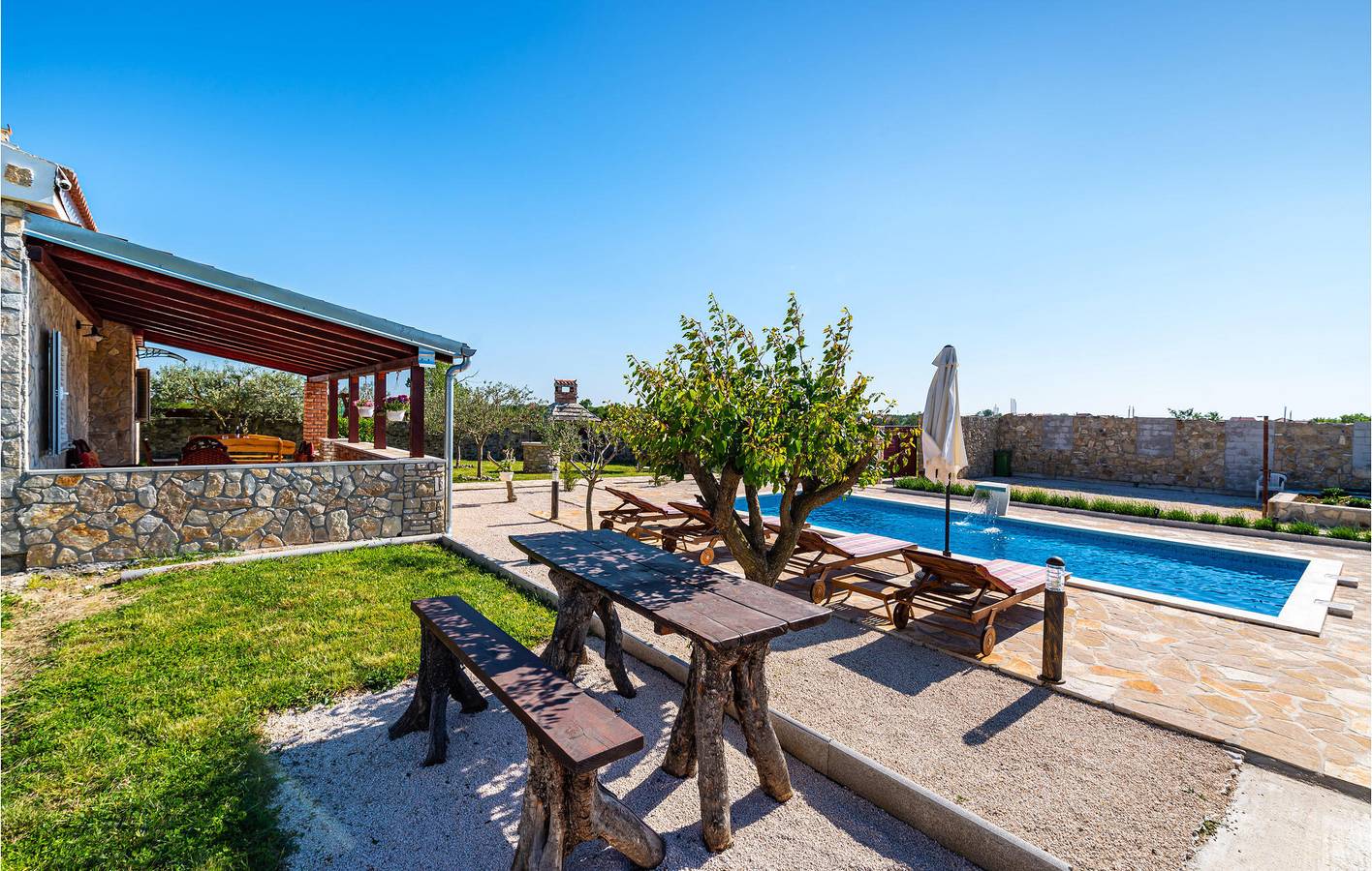 Charmante 65 m² große Wohnung mit Pool, Terrasse und WLAN in Zadar