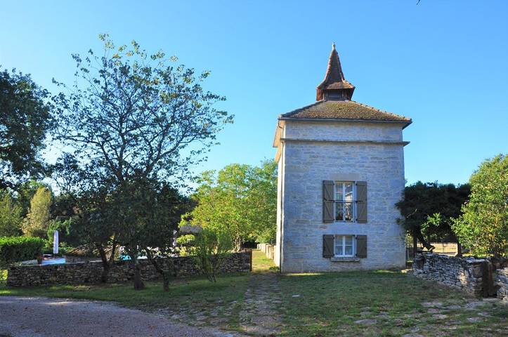 Gîte pour 3 personnes, avec jardin ainsi que piscine et terrasse