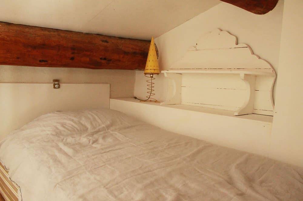 Apartamento entero, Estudio con cocinas interiores y exteriores, piscina de sal (5X10), cama elástica in Salon-de-Provence, Region de Aix-en-Provence