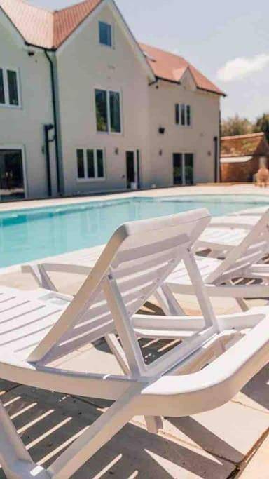 Luxury house with pool and hot tub - sleeps 16 in Bedford