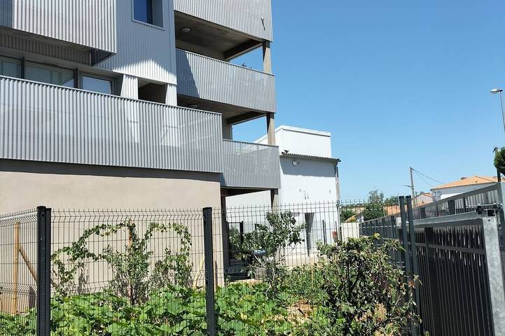 Room 12 m plus private shower room 4 m plus balcony 5 m'a 800 mètres océan in La Rochelle, Région de La Rochelle