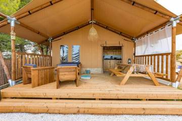 Gîte pour 5 personnes, avec bassin pour enfant ainsi que terrasse et piscine à Saint-Laurent-du-Verdon