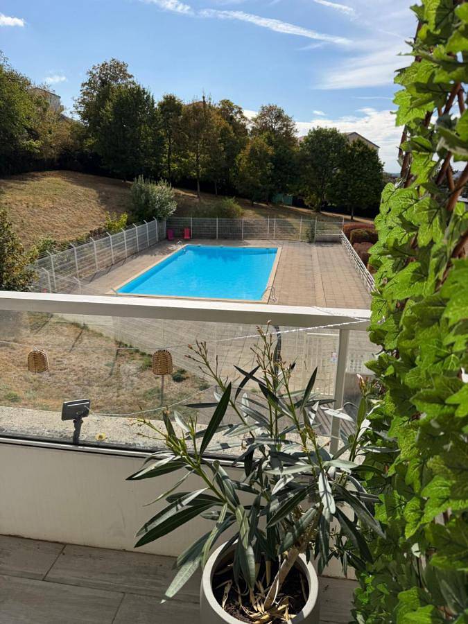 Appartement de vacances pour 4 personnes, avec Balcon et Terrasse ainsi que Piscine et Vue à Besançon