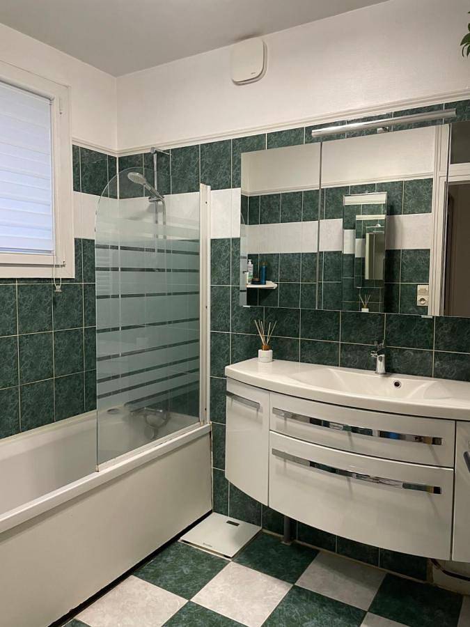 Gîte pour 2 personnes, avec terrasse ainsi que vue et jardin à Guécélard - 2