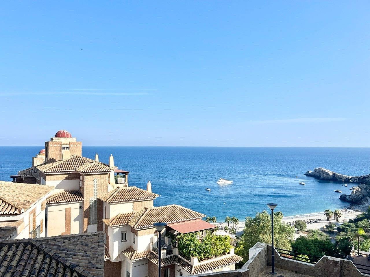 Apartamento entero, Apartamento vacacional "Piso Jardines De Adnania B" cerca de la playa con piscina compartida y Wi-Fi in Playa de los Berengueles (Almuñecar), Almuñecar