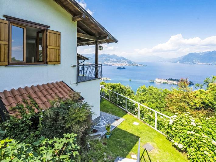 Ferienwohnung für 4 Personen, mit Terrasse und Garten sowie Seeblick in Comune di Stresa