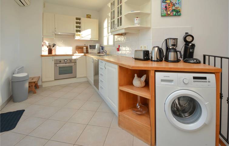 Cozy Aigues-Mortes Apt w/ AC, Parking & Terrace in Aigues-Mortes, Côte d'Améthyste