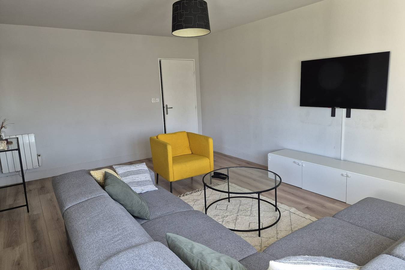 Entire apartment, Spacious apartment with balcony in Nantes, Nantes region