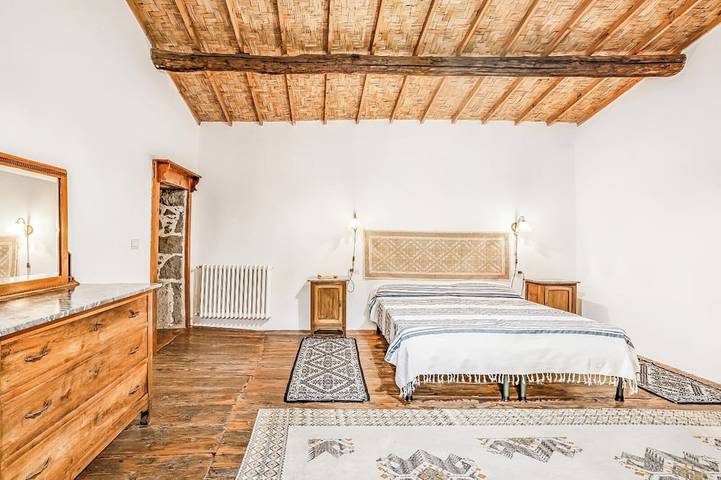 Bonita casa de pueblo reformada con terraza y dos baños. in Sèneghe, Cerdeña
