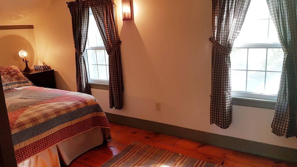 Charmantes historisches Cottage, nur wenige Schritte von Queen, Geschäften, Theater, Restaurants und See entfernt. in Niagara-on-the-Lake, Niagara Fälle