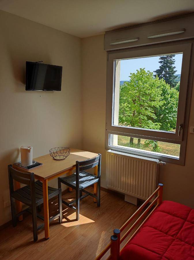 Appart’hôtel pour 2 personnes, avec Terrasse ainsi que Piscine et Vue à Saint-Affrique