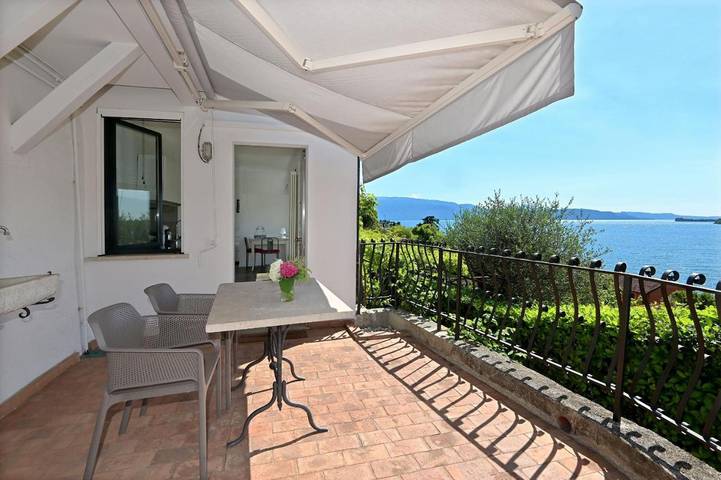 Gîte pour 2 personnes, avec piscine et vue sur le lac à Salò