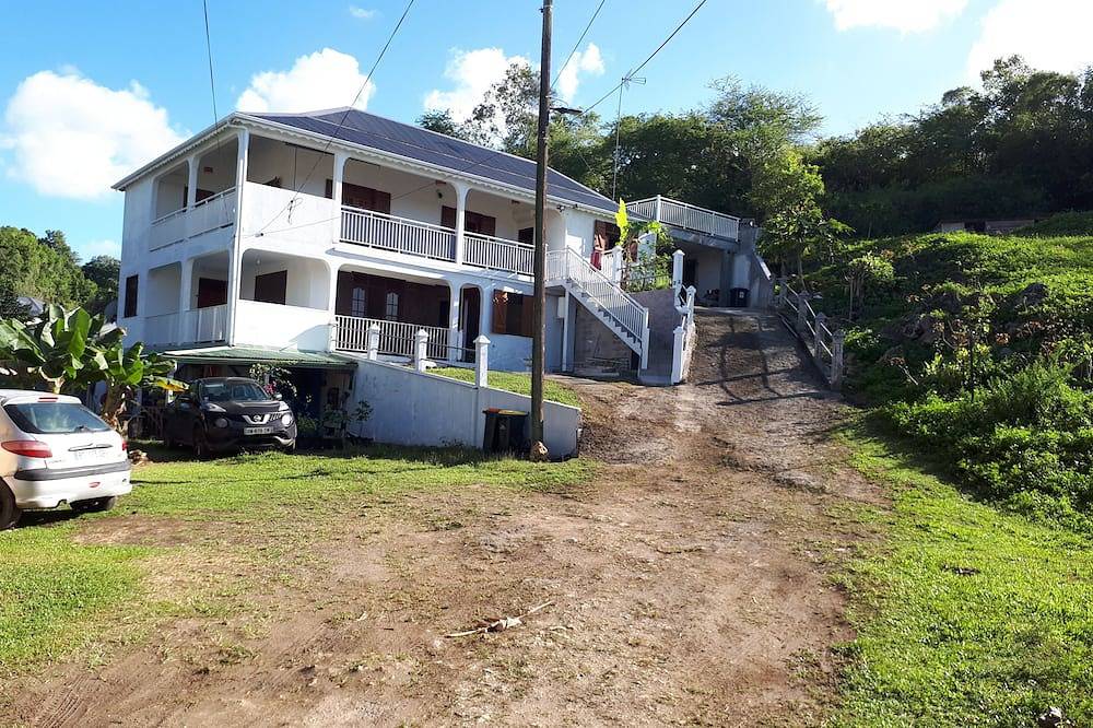 Pleasant sunny F2 at the top of the villa in Les Abymes, Guadeloupe (Caribbean)