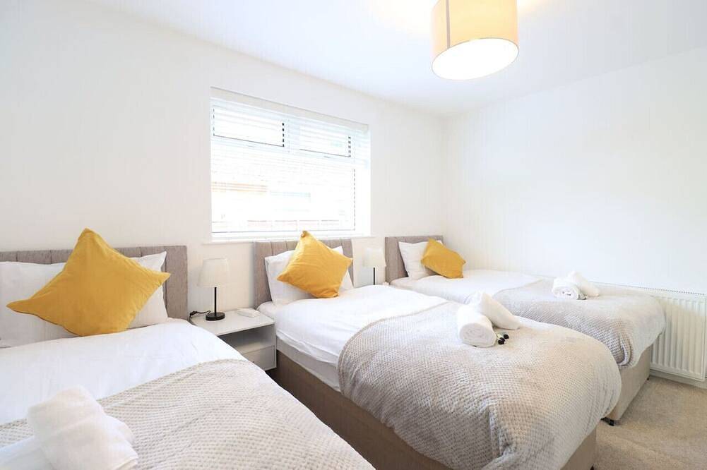 Detached Bungalow • Driveway Parking • Excellent Location • Fast Wifi • Garden • Self-Check-In • Yoko Property in Northampton, Northamptonshire