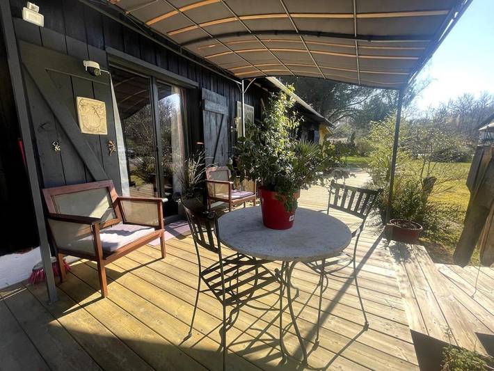 Location de vacances pour 4 personnes, avec piscine ainsi que vue et jardin à Pissos