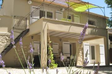 Gîte pour 6 personnes, avec balcon et jardin à Orgone