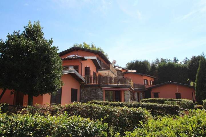 Ganze Wohnung, Schöne Wohnung für 2 Leute mit  W-Lan, Pool, TV und Terrasse in Luino, Comune di Luino