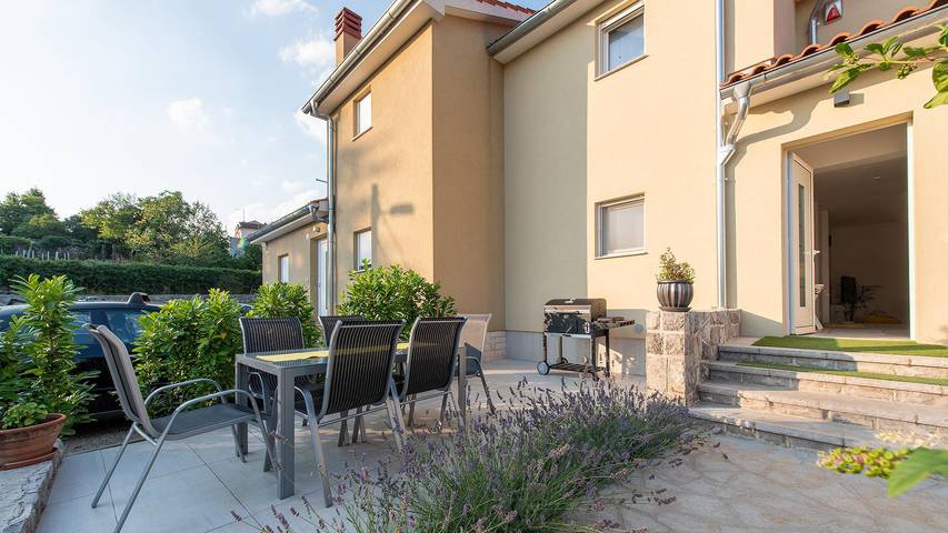 Ferienhaus für 8 Personen, mit Balkon und Garten in Rijeka