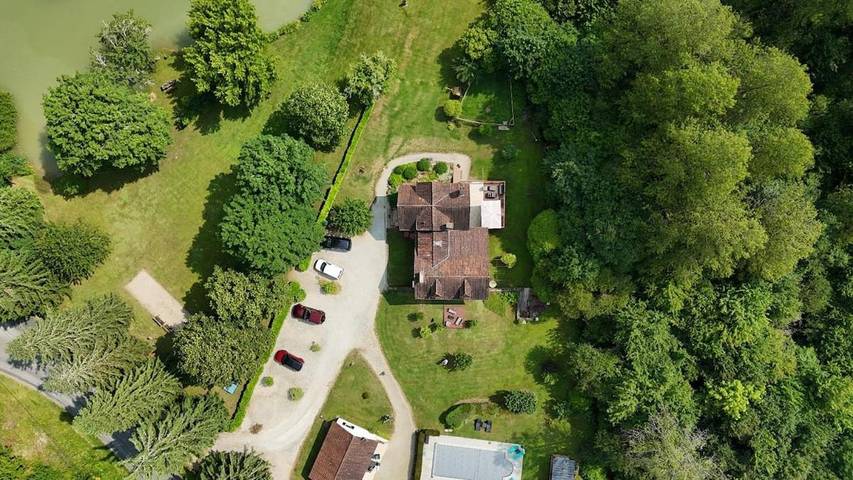 Location de vacances pour 4 personnes, avec vue ainsi que piscine et terrasse à Sergeac - 2