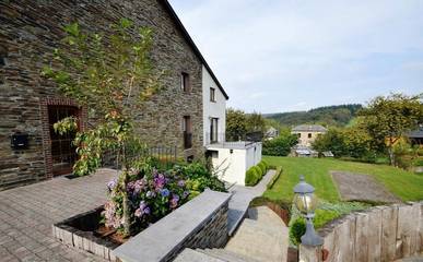 Gîte pour 13 personnes, avec jardin ainsi que terrasse et vue, animaux acceptés à Rochehaut