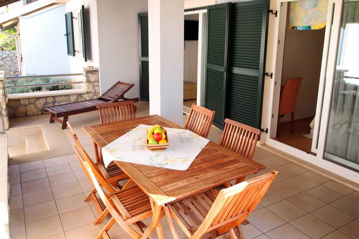 Ferienhaus für 6 Personen, mit Pool und Balkon/Terrasse auf Rab