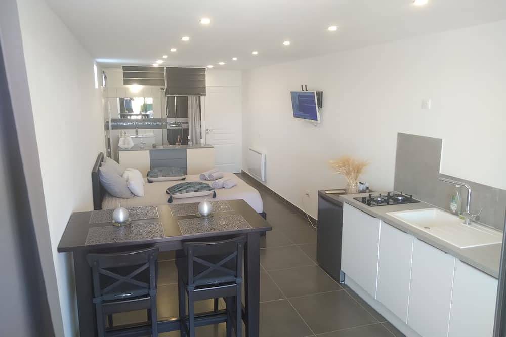 Appartement entier, Charmant studio loft  30m2 refait a neuf terrasse et piscine in Saint-Savournin, Côte méditerranéenne (France)